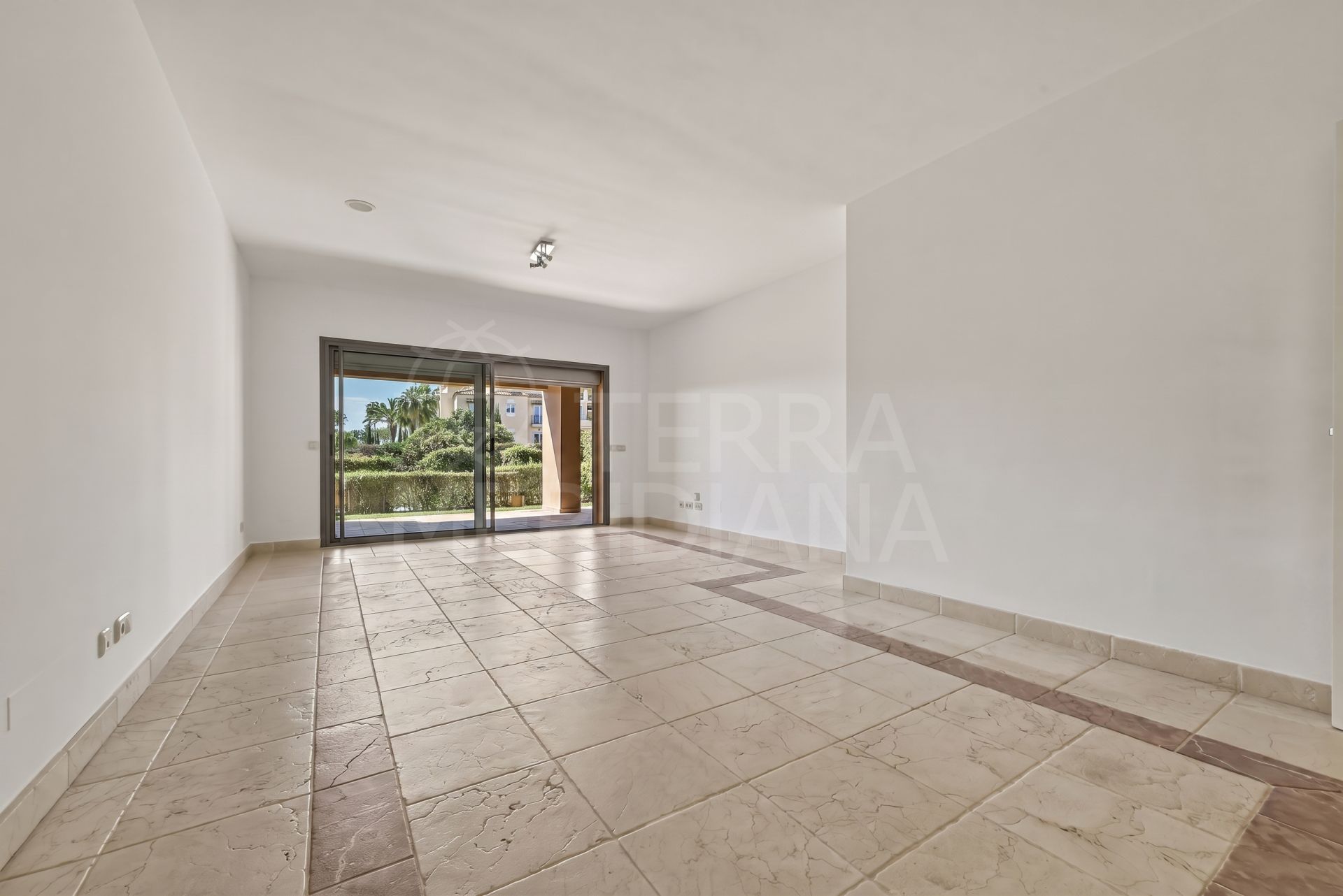 Ground Floor Apartment in Benatalaya, Estepona