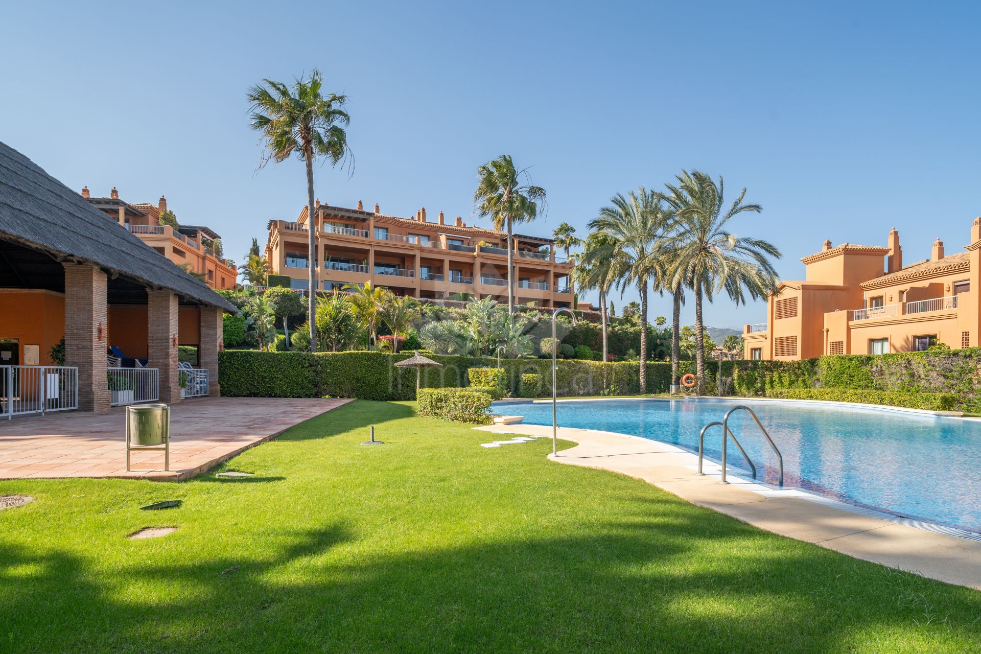 Apartamento Planta Baja en Benatalaya, Estepona