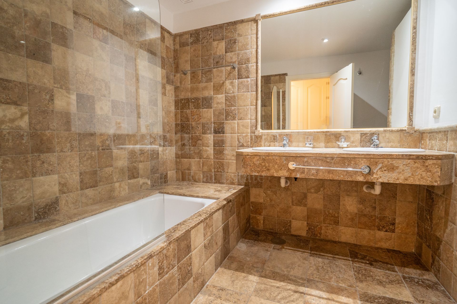 Apartamento Planta Baja en Benatalaya, Estepona