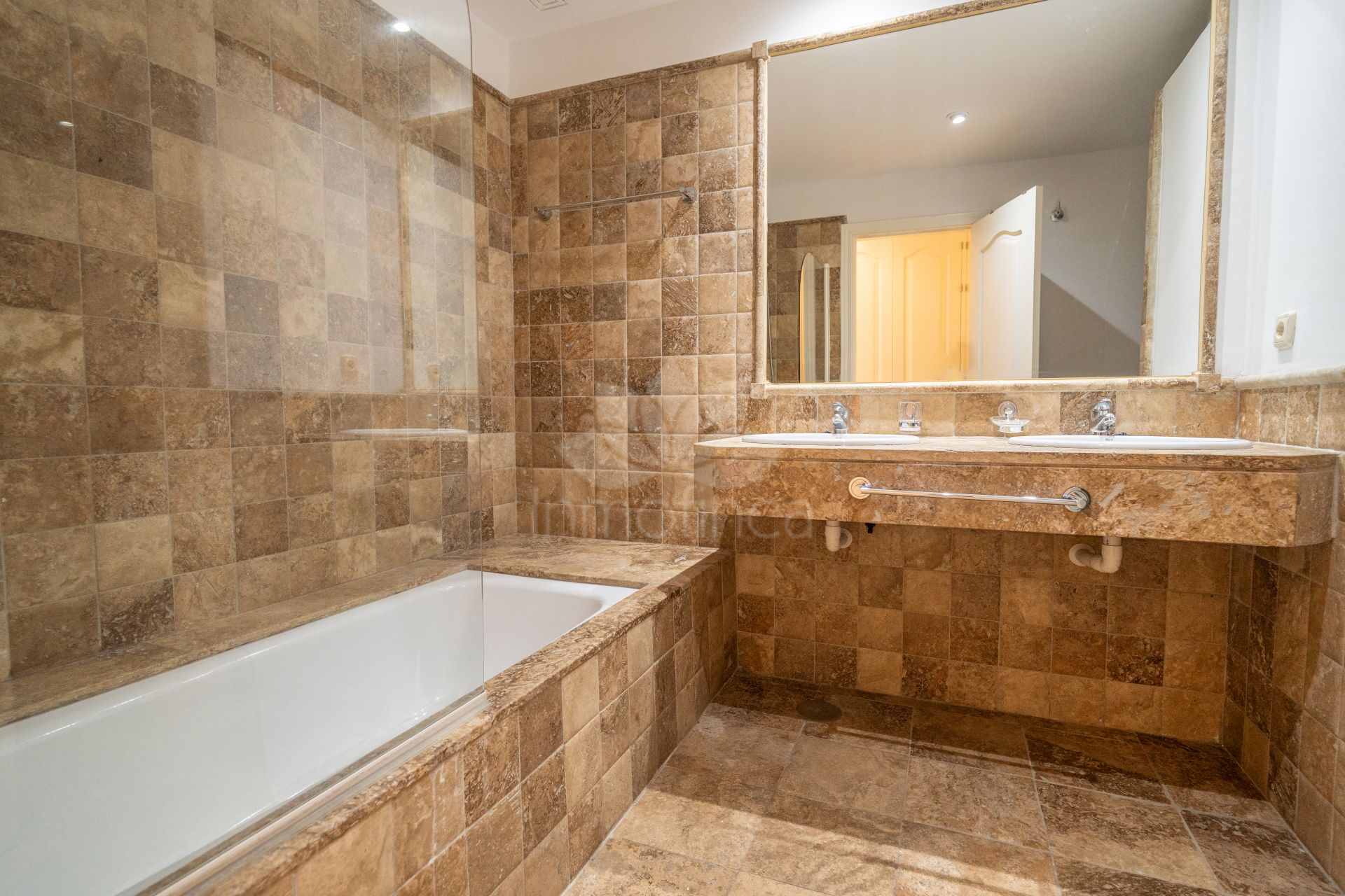 Apartamento Planta Baja en Benatalaya, Estepona