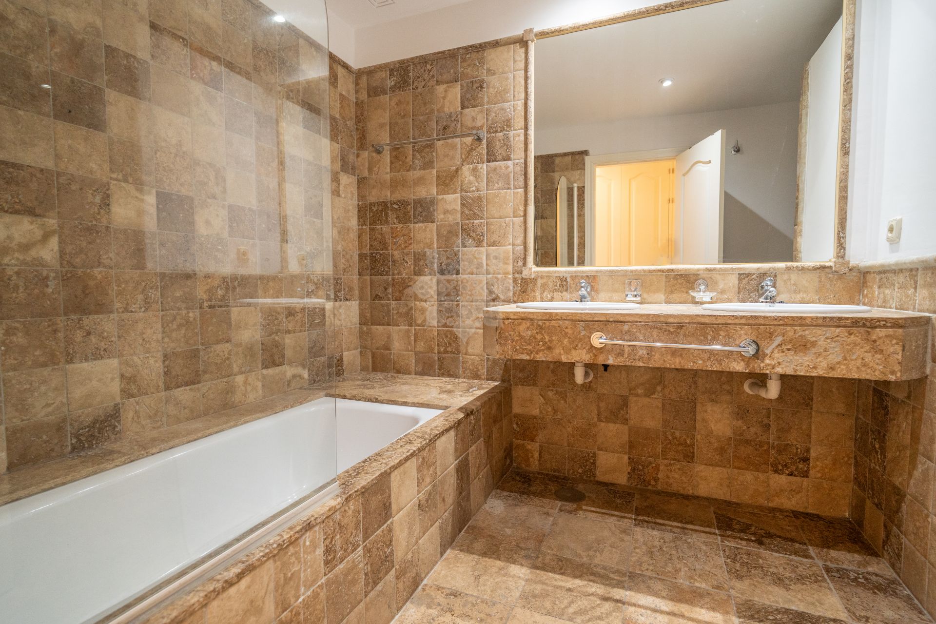 Ground Floor Apartment in Benatalaya, Estepona