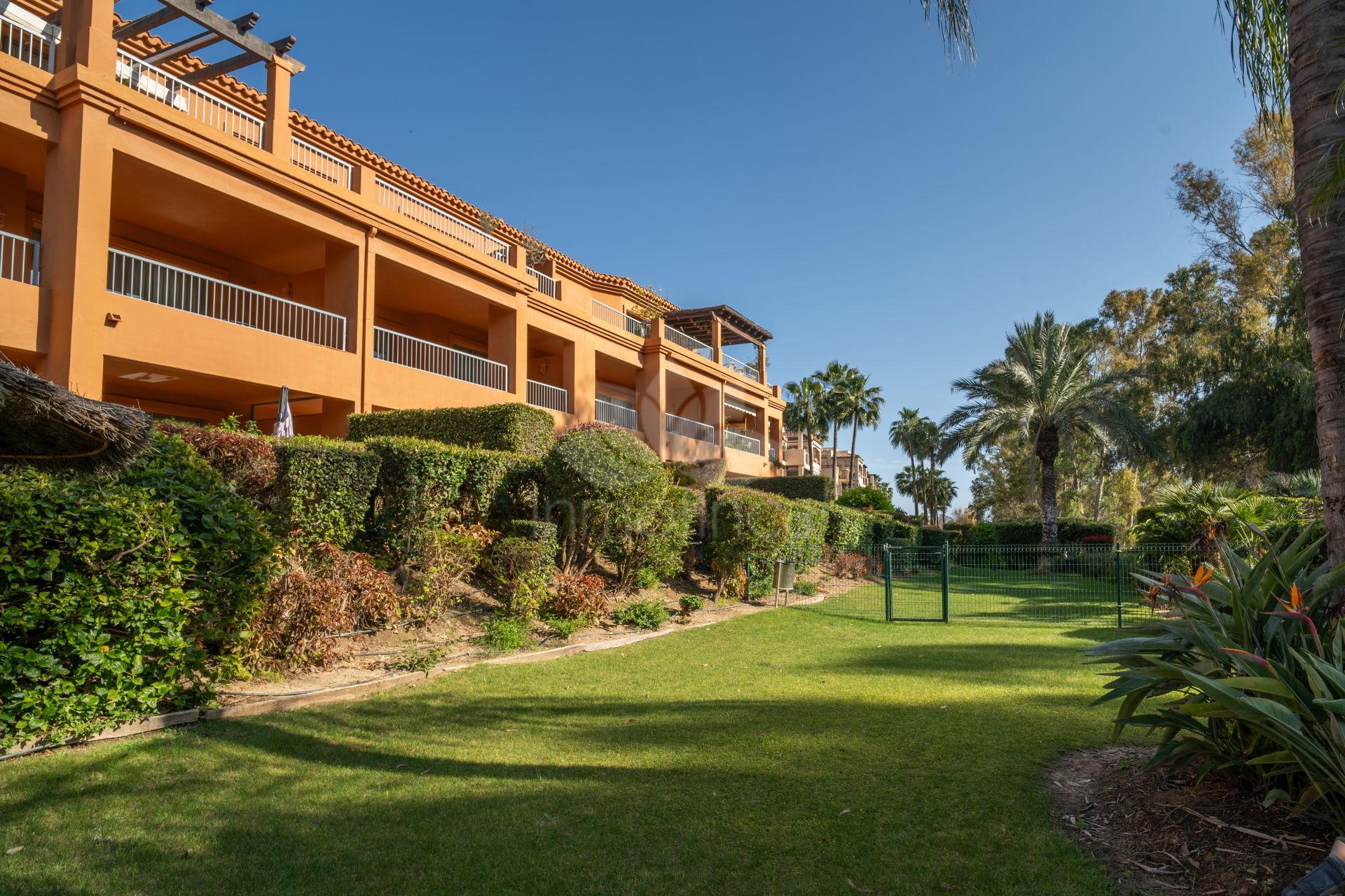 Apartamento Planta Baja en Benatalaya, Estepona