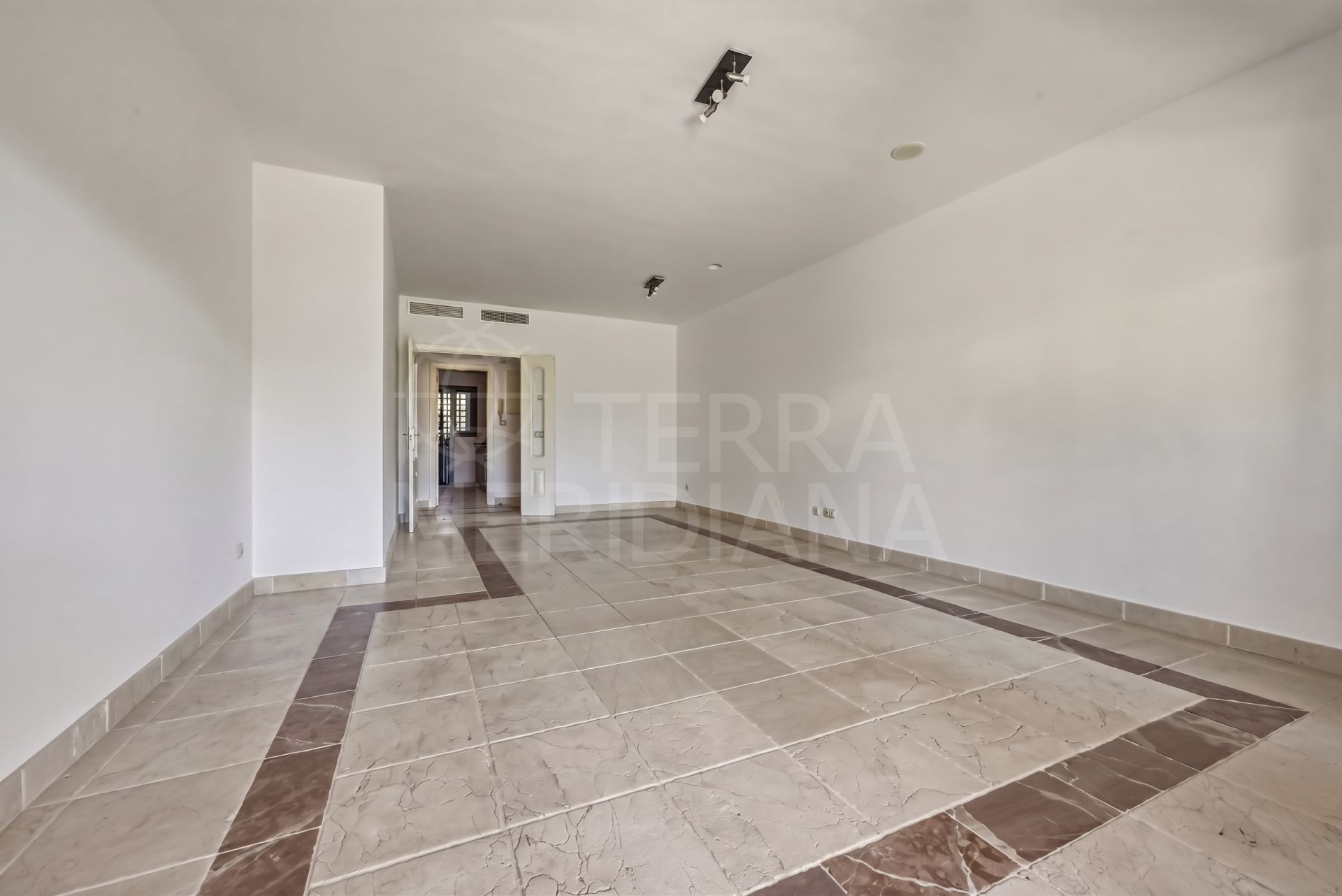 Ground Floor Apartment in Benatalaya, Estepona