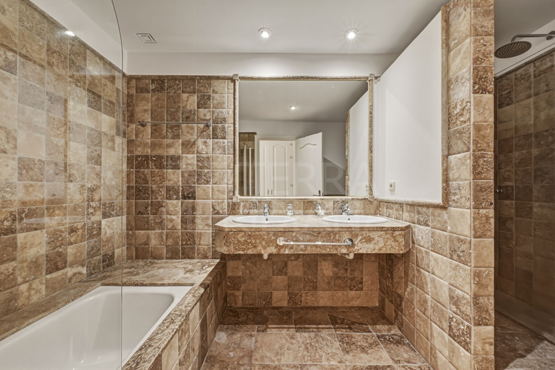 Ground Floor Apartment in Benatalaya, Estepona
