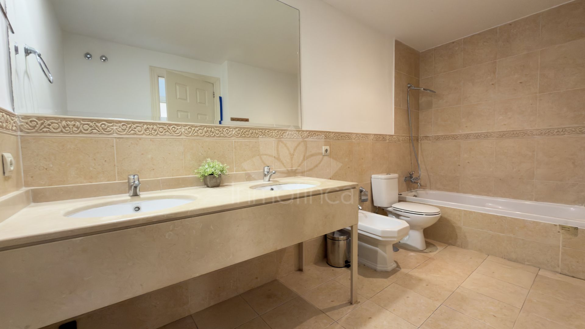 Apartment in El Paraiso Playa, Estepona