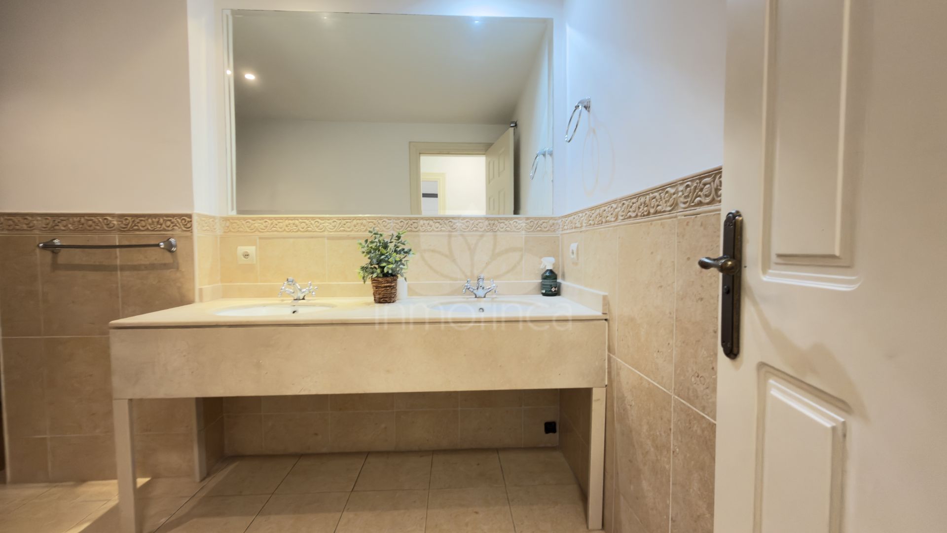 Apartment in El Paraiso Playa, Estepona