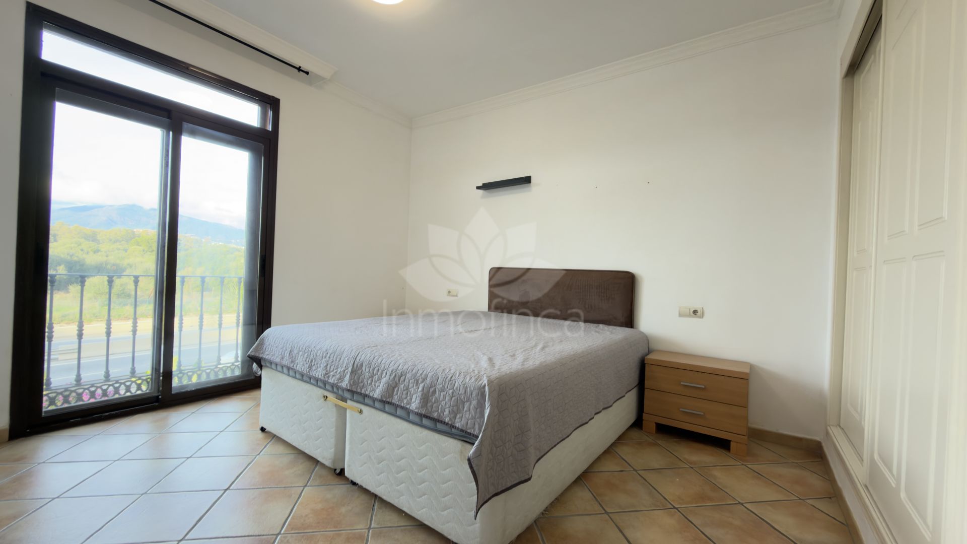 Apartment in El Paraiso Playa, Estepona