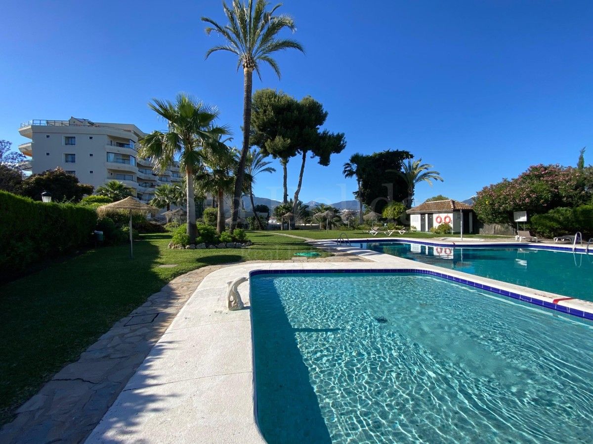 Apartamento en Atalaya Golf, Estepona