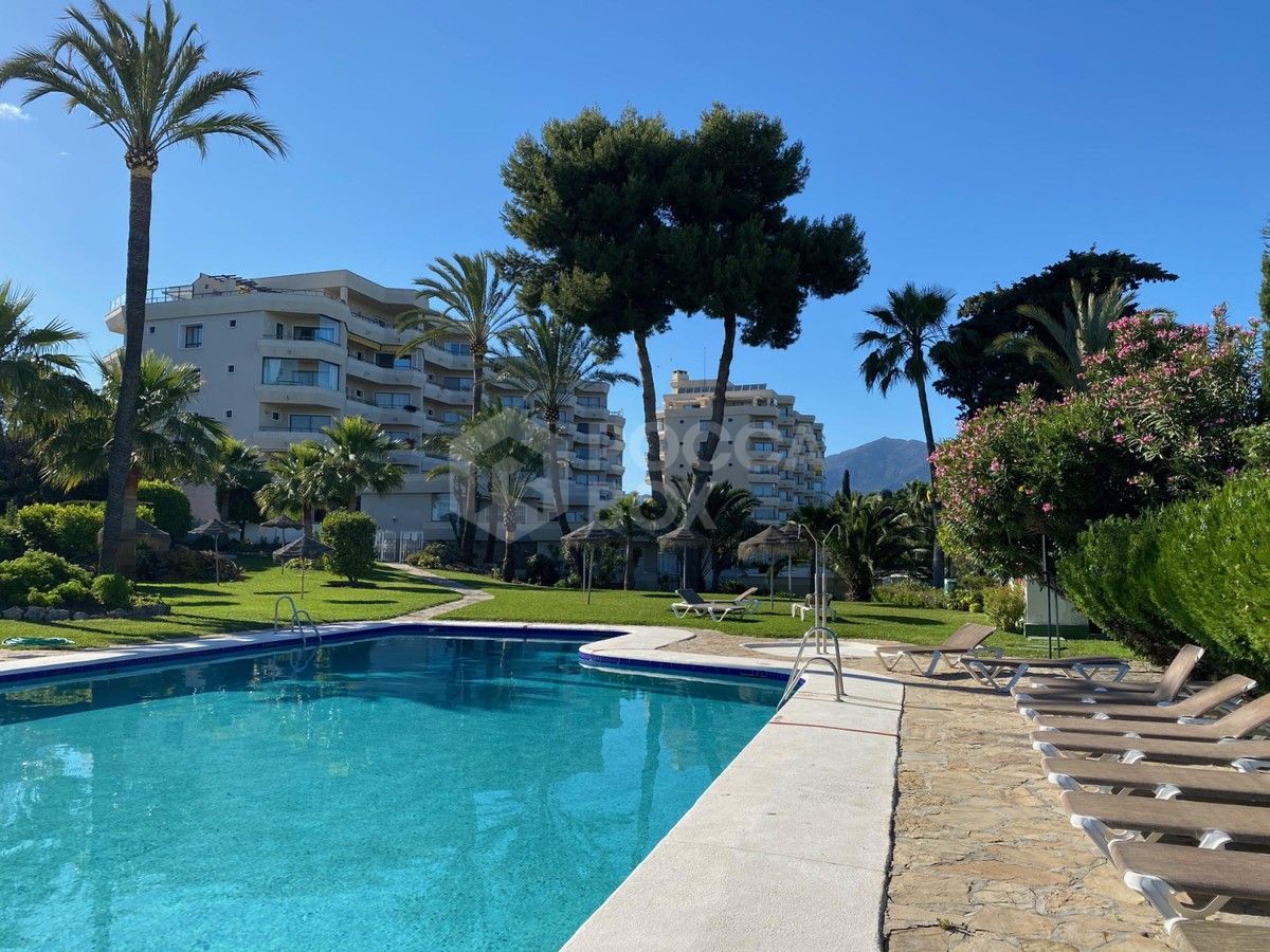 Apartment for sale in Atalaya Golf, Estepona East