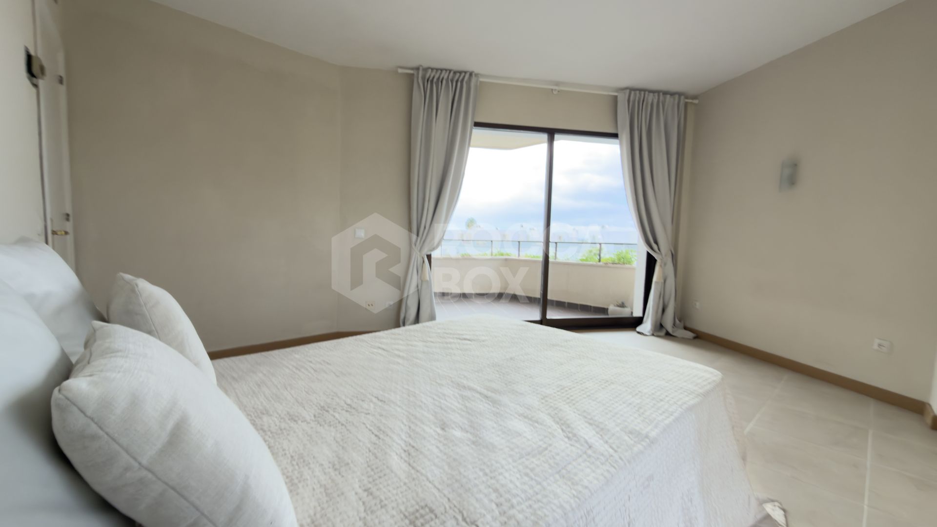 Apartment for sale in Atalaya Golf, Estepona East