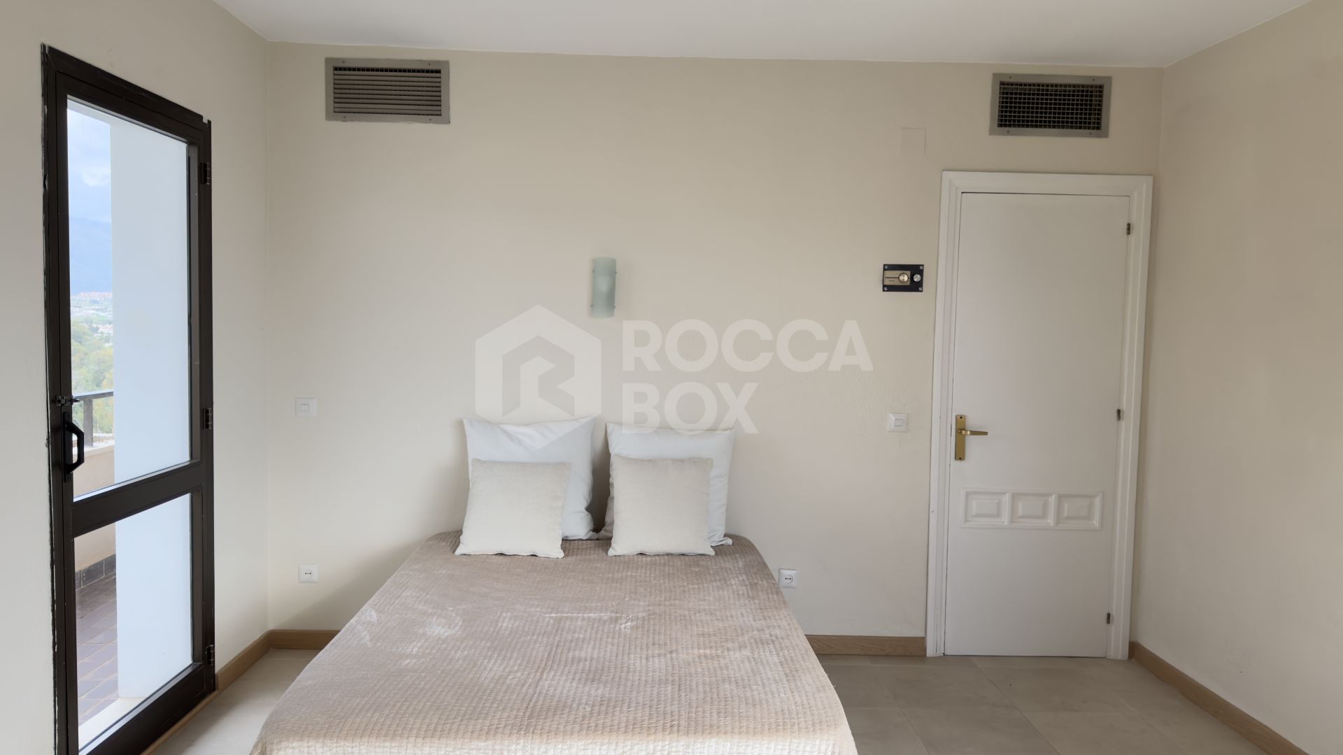 Apartment for sale in Atalaya Golf, Estepona East