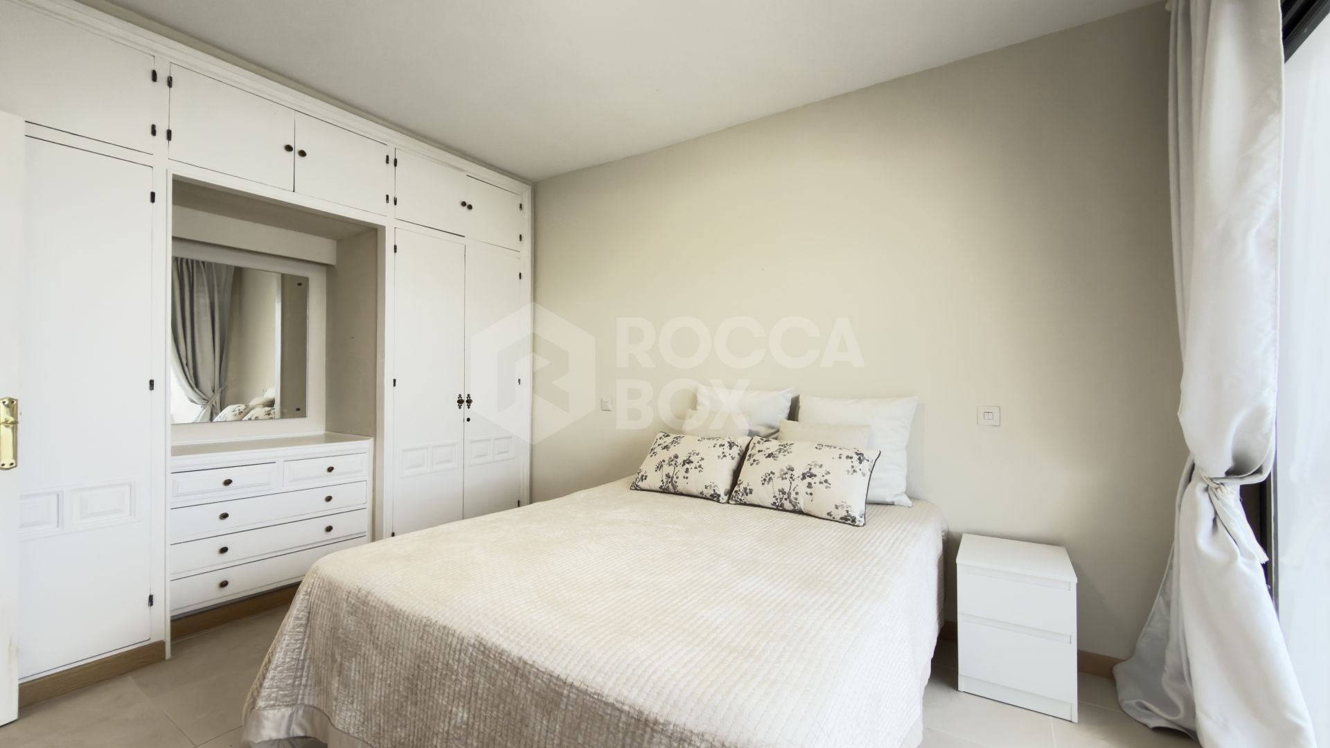 Apartment for sale in Atalaya Golf, Estepona East