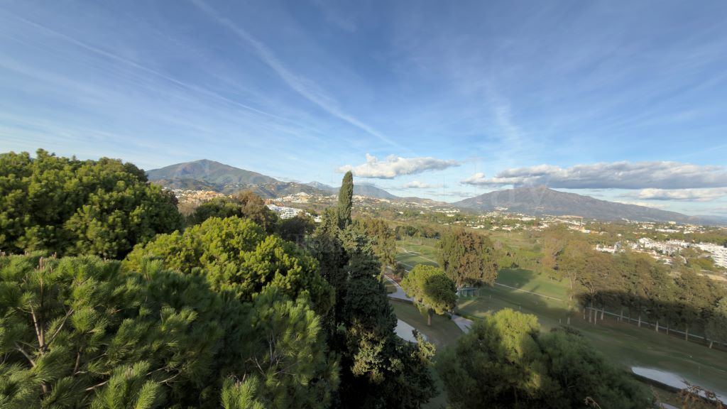 Apartamento en Atalaya Golf, Estepona