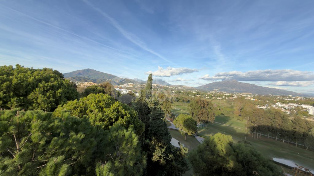 Apartment for sale in Atalaya Golf, Estepona East