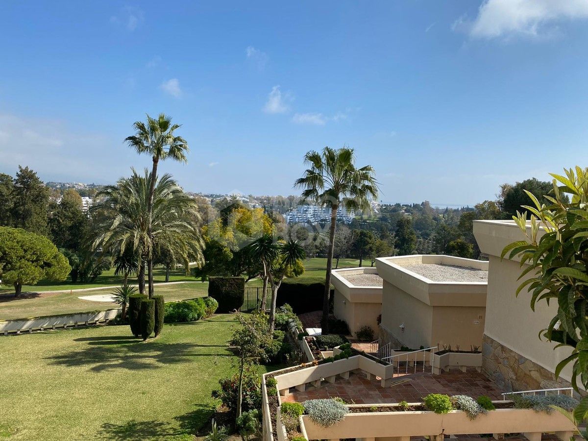 Apartment for sale in Atalaya Golf, Estepona East