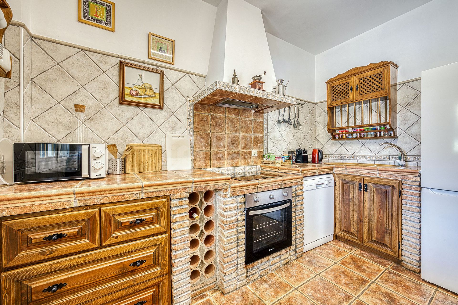 Independent Mediterranean-Style Villa Just 900 m from the Beach – Marbella East