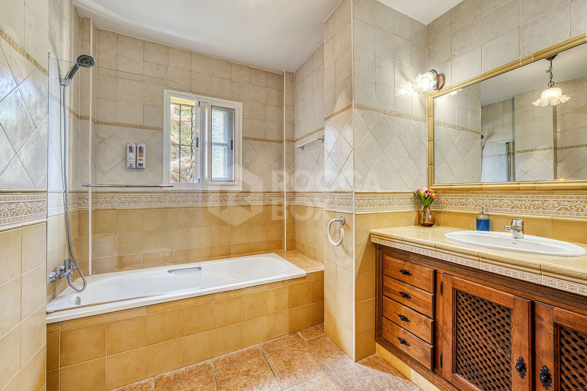 Independent Mediterranean-Style Villa Just 900 m from the Beach – Marbella East