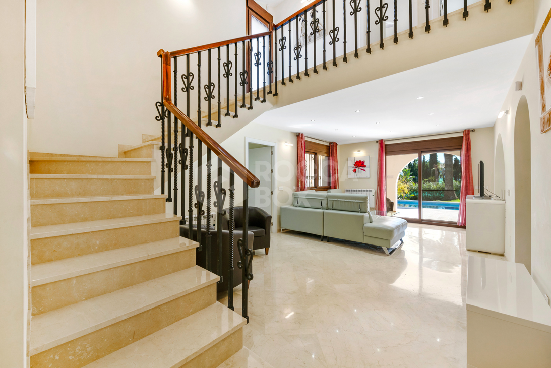 Luxury and Space in Atalaya, Estepona: Exceptional 5-Bedroom Villa for Sale