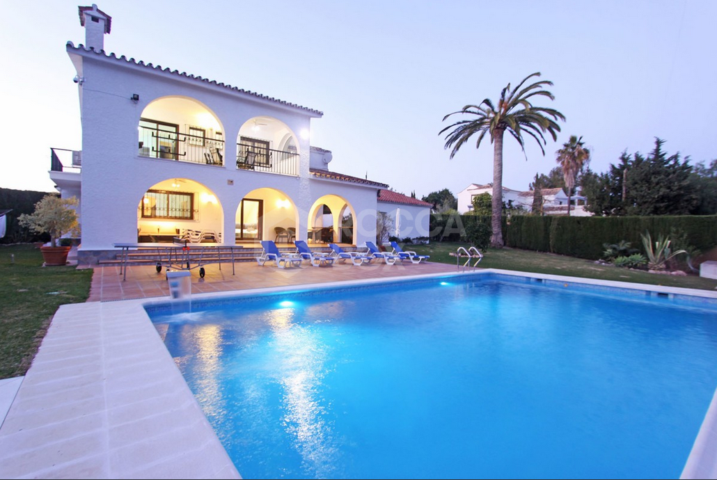 Luxury and Space in Atalaya, Estepona: Exceptional 5-Bedroom Villa for Sale