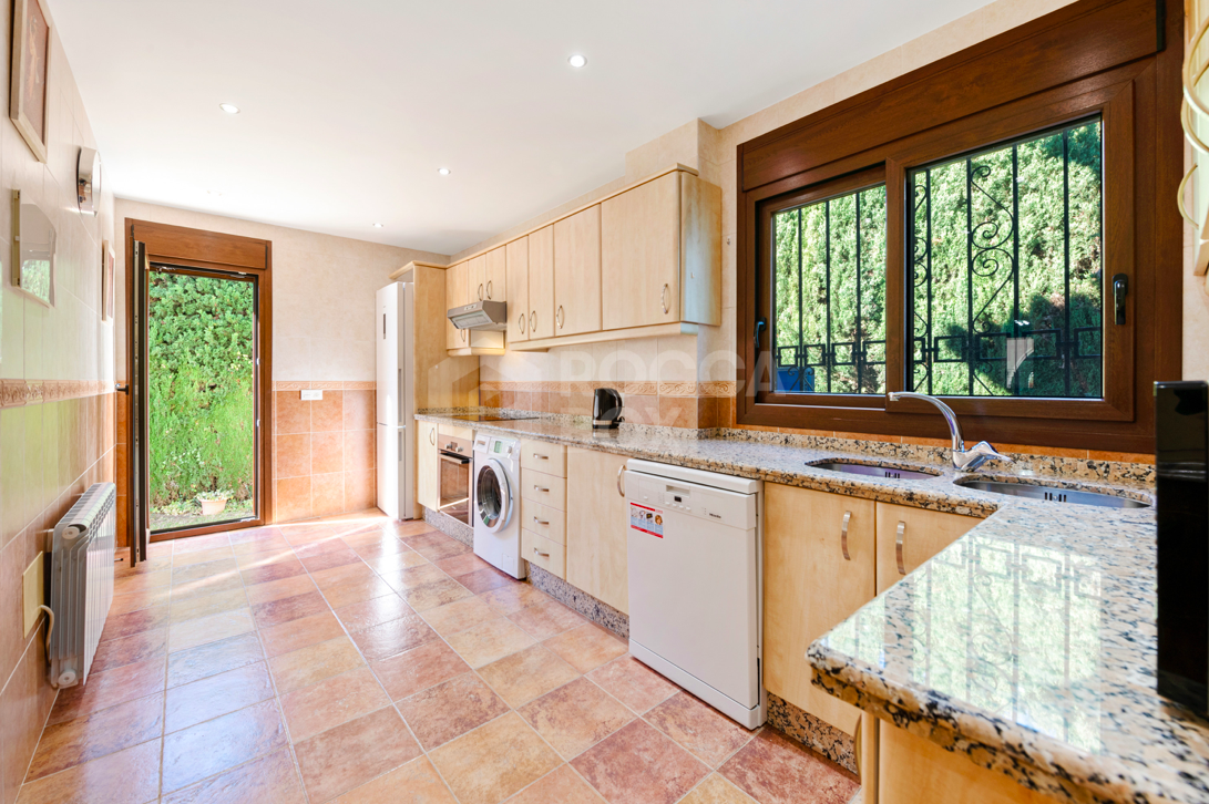 Luxury and Space in Atalaya, Estepona: Exceptional 5-Bedroom Villa for Sale