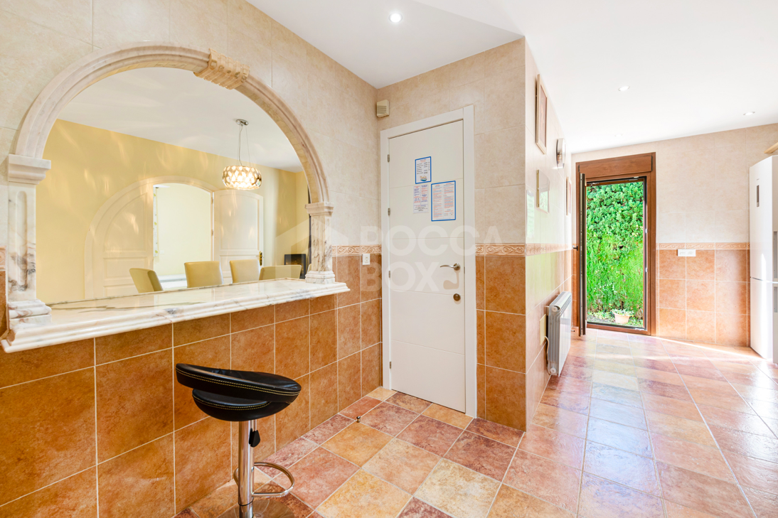 Luxury and Space in Atalaya, Estepona: Exceptional 5-Bedroom Villa for Sale