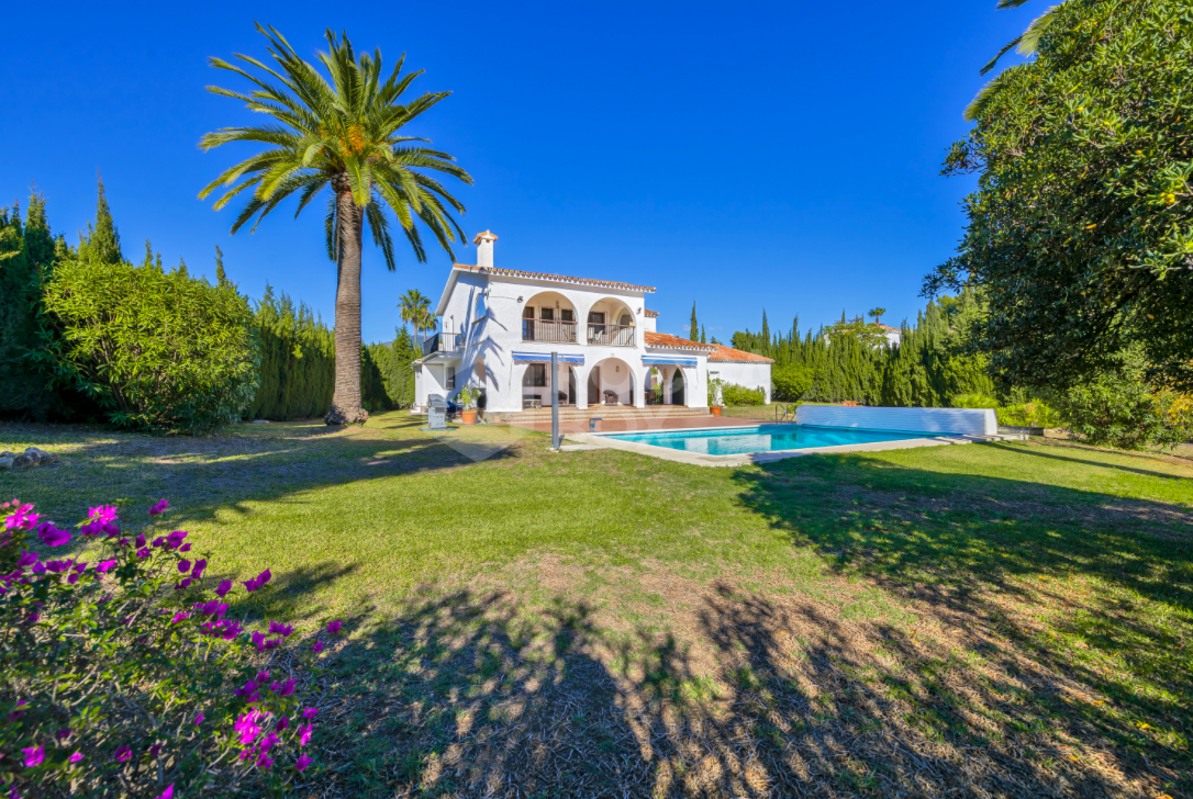 Luxury and Space in Atalaya, Estepona: Exceptional 5-Bedroom Villa for Sale