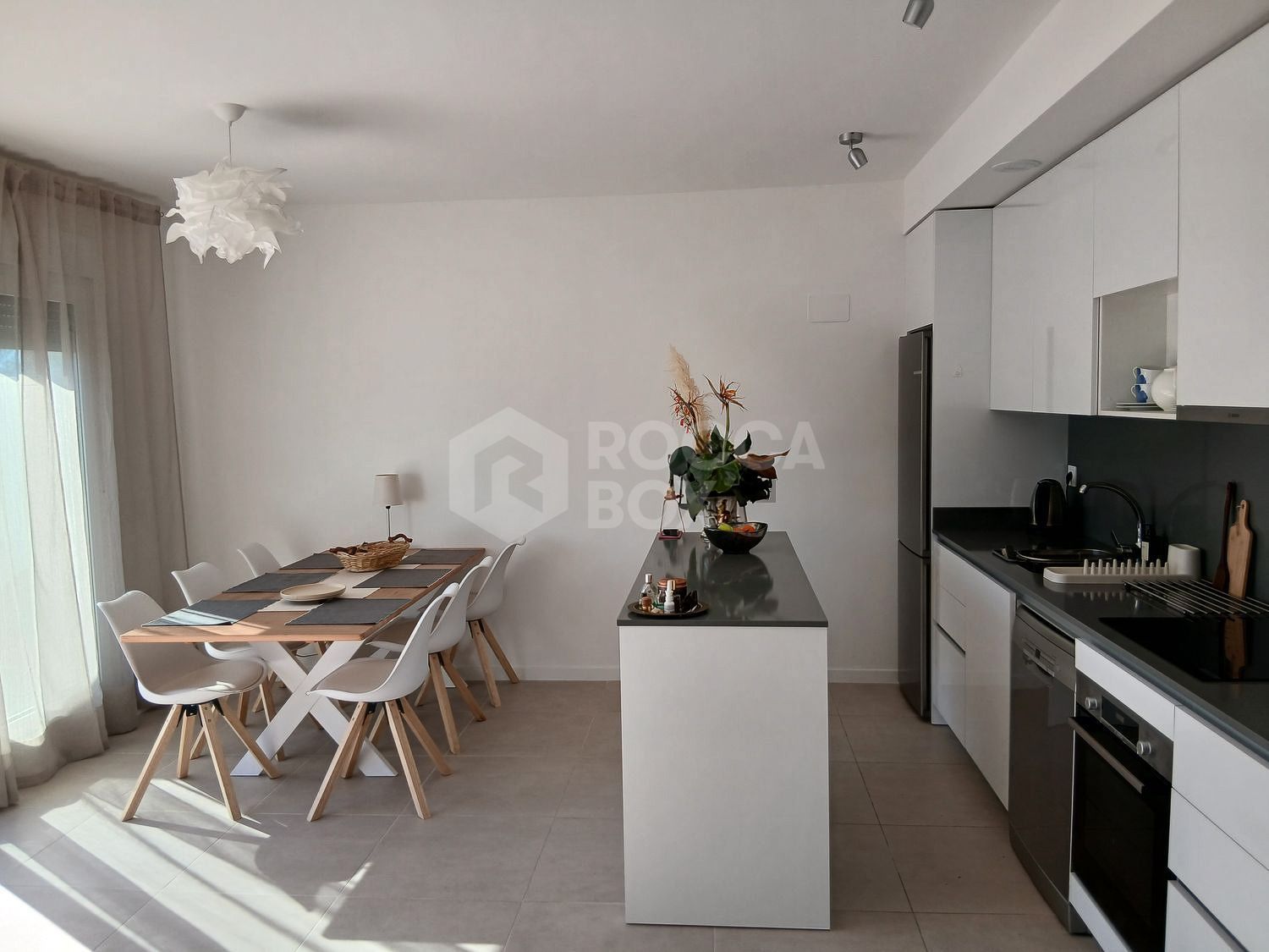 Luxury New-Build Apartment with High-End Facilities and Prime Location