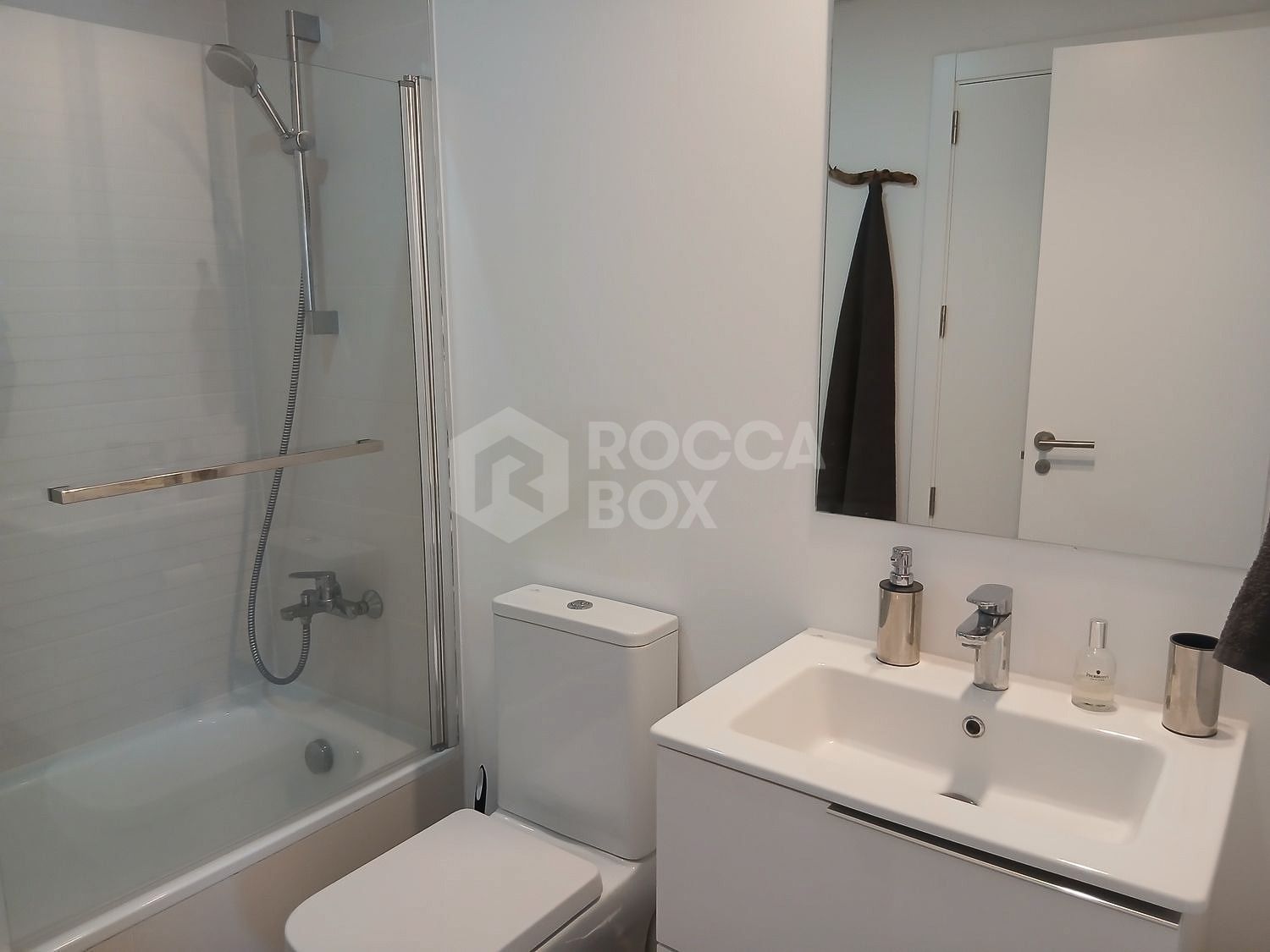 Luxury New-Build Apartment with High-End Facilities and Prime Location