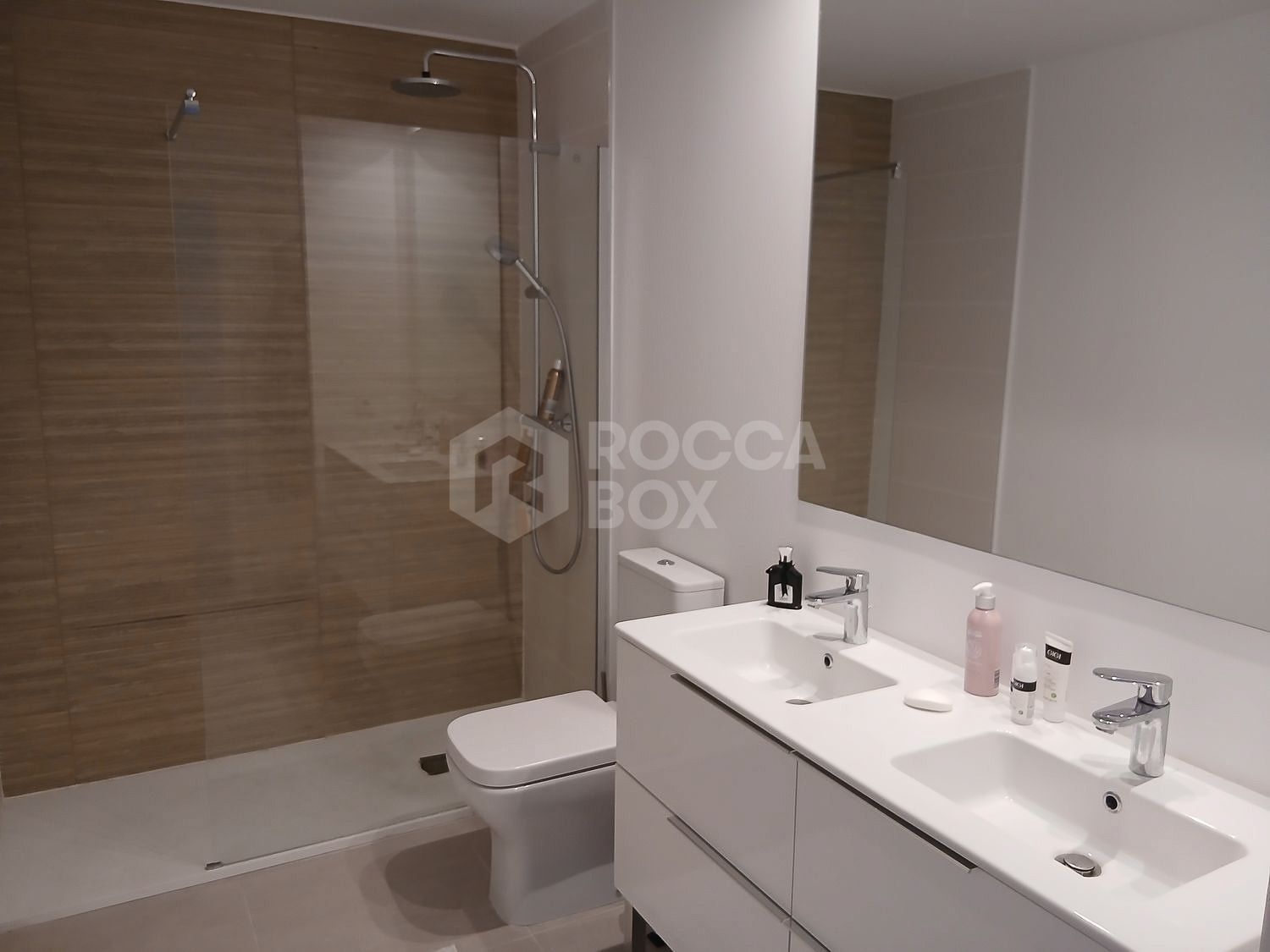 Luxury New-Build Apartment with High-End Facilities and Prime Location