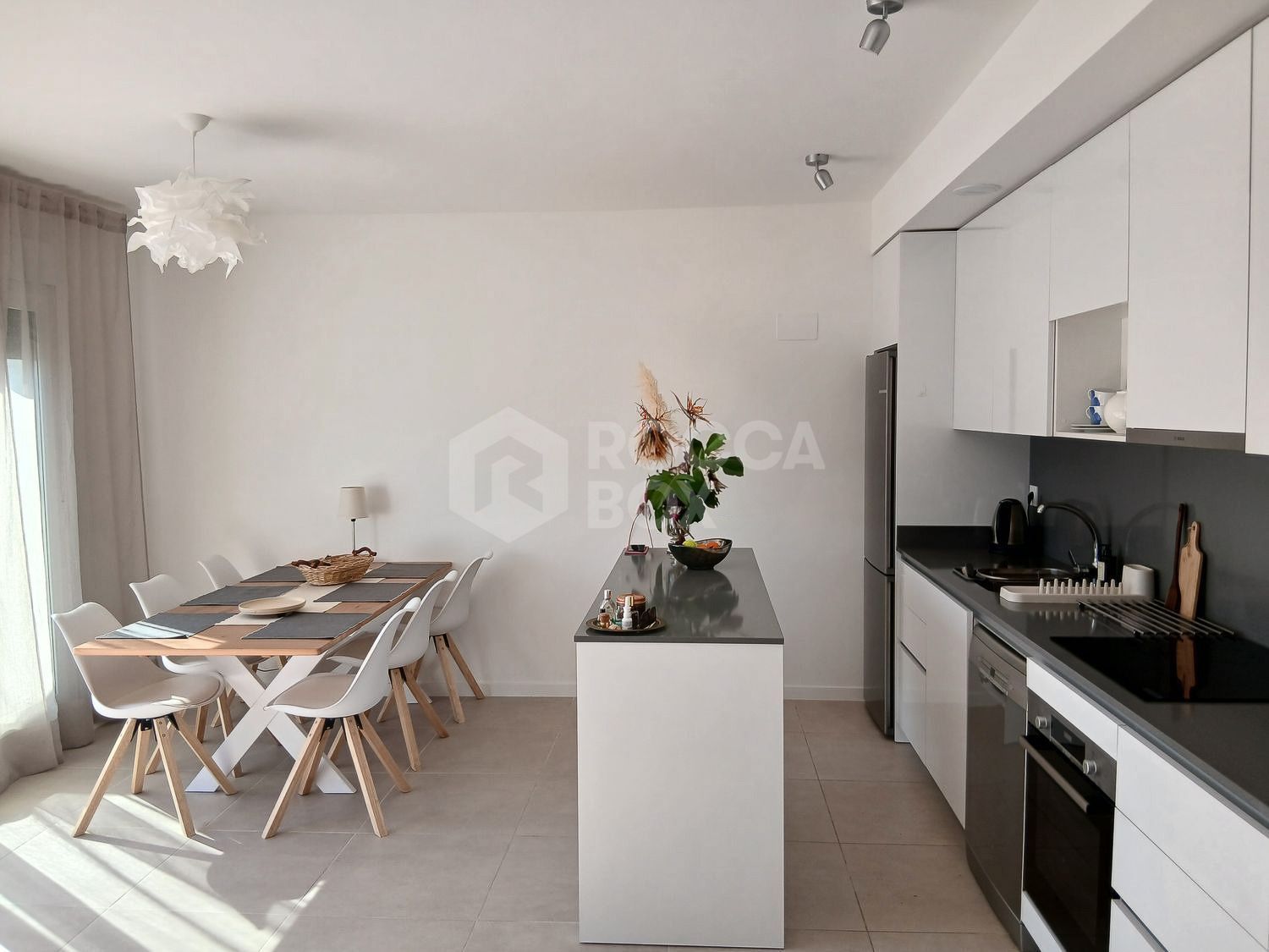 Luxury New-Build Apartment with High-End Facilities and Prime Location