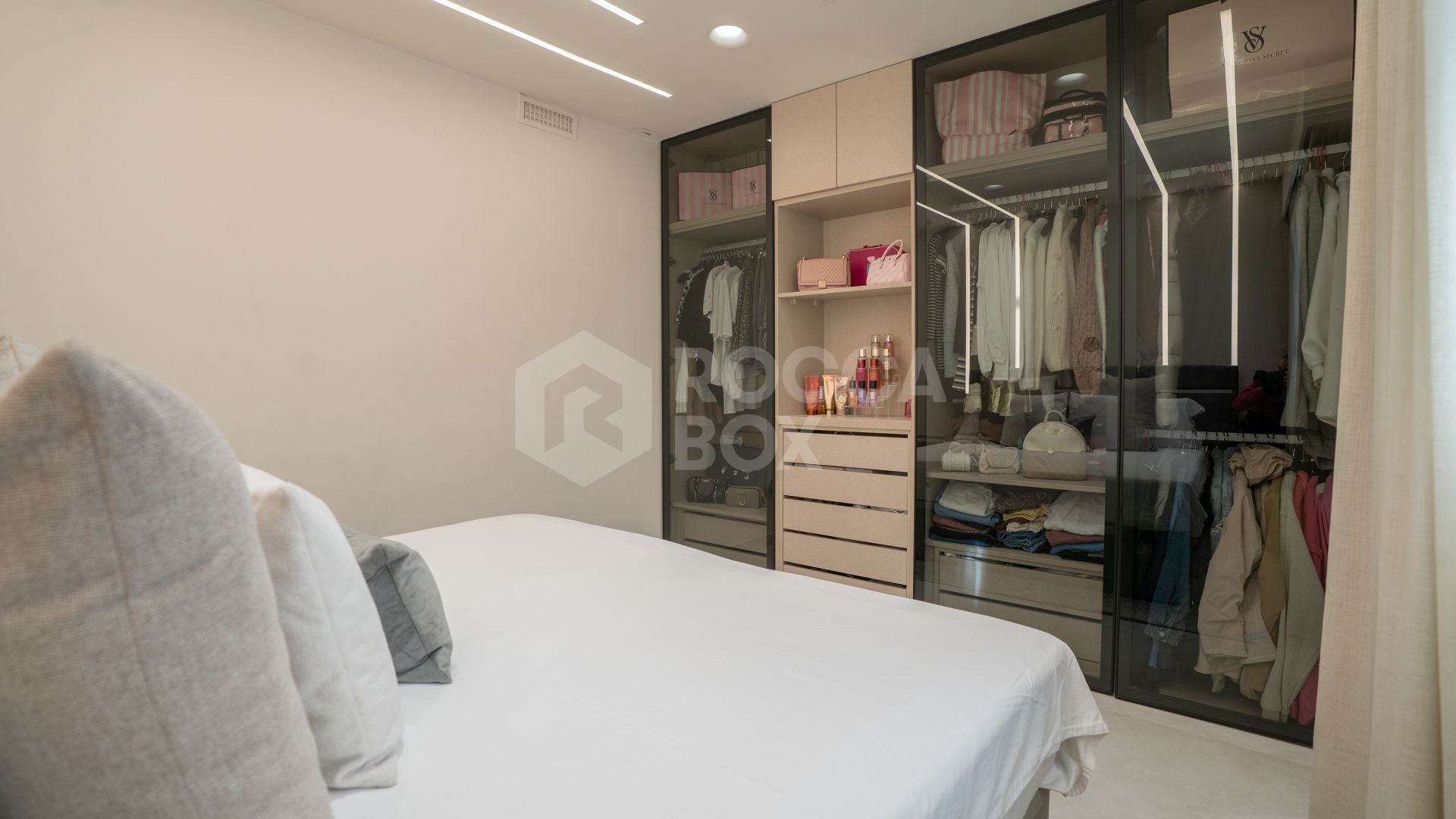 Exquisite Luxury Apartment with Expansive Terrace and Smart Home Features