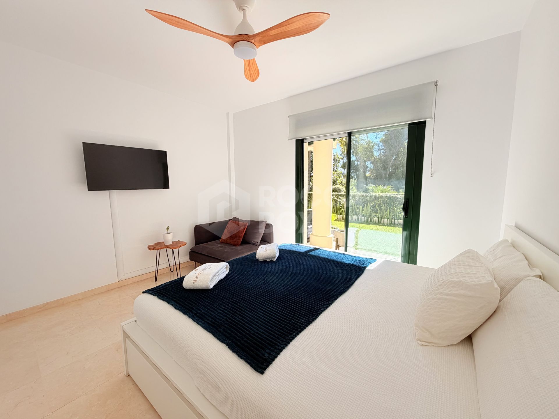 Guadalcántara Golf | Renovated ground floor apartment with private garden | Balay Crystal kitchen | 24-hour security