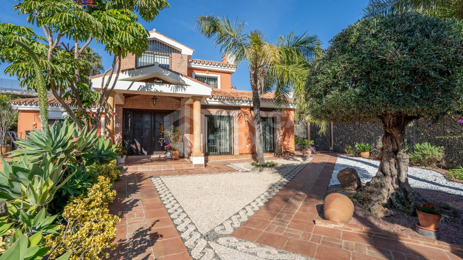 Elegant Five-Bedroom Villa with Private Pool and Garden