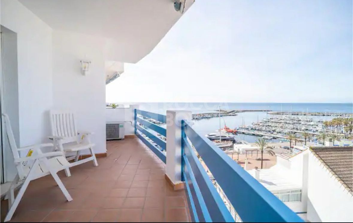 Contemporary Apartment with Stunning Marina Views