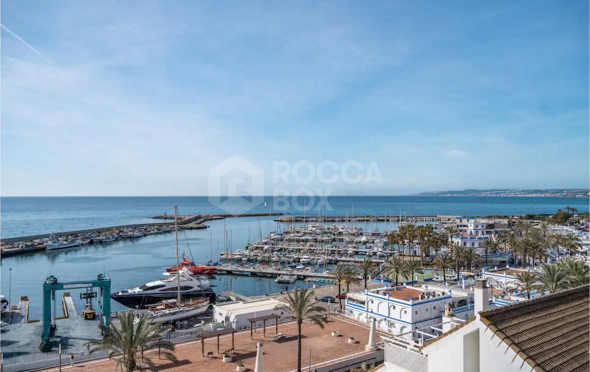 Contemporary Apartment with Stunning Marina Views