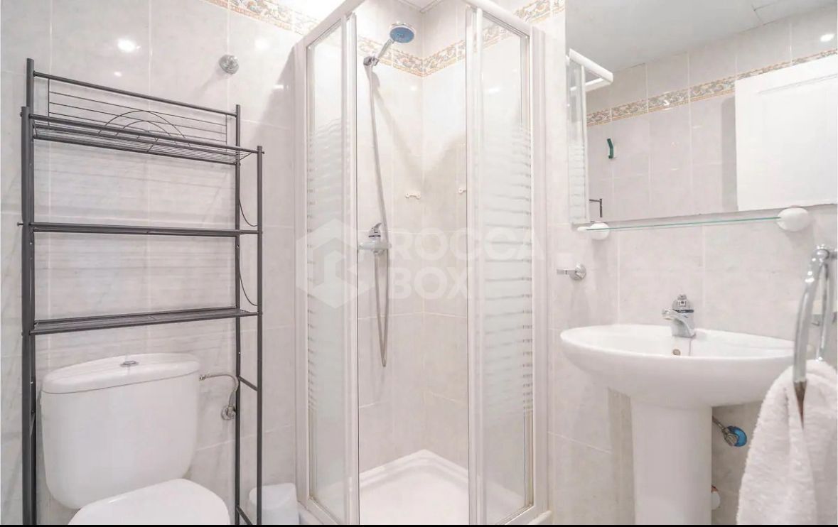 Contemporary Apartment with Stunning Marina Views