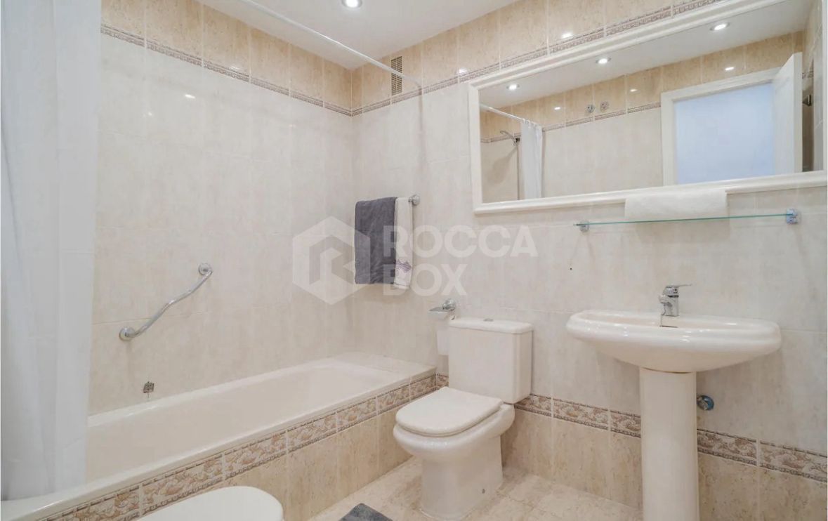 Contemporary Apartment with Stunning Marina Views