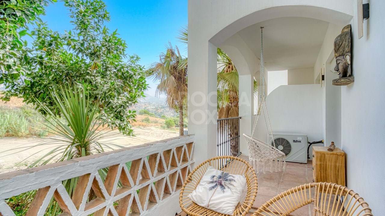 Elegant Ground Floor Apartment with Mountain Views in Los Pinos de Aloha