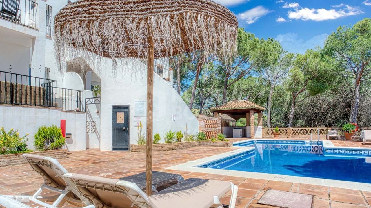 Elegant Ground Floor Apartment with Mountain Views in Los Pinos de Aloha