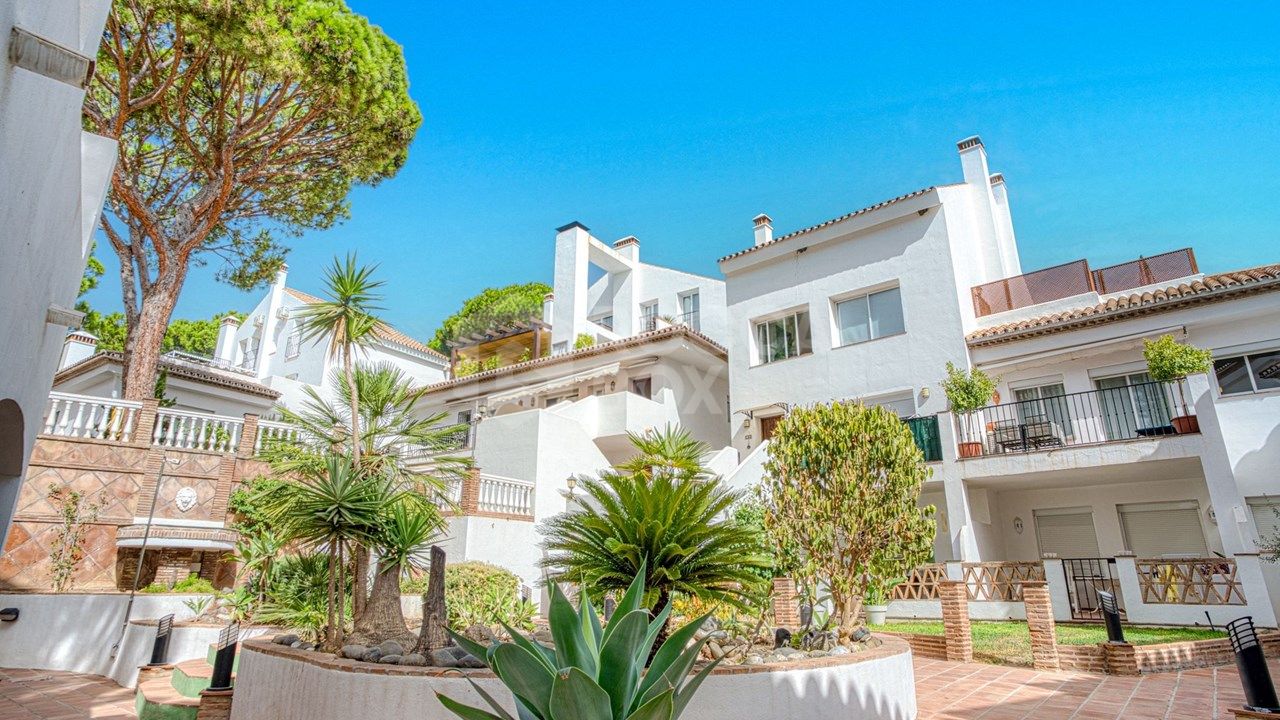 Elegant Ground Floor Apartment with Mountain Views in Los Pinos de Aloha