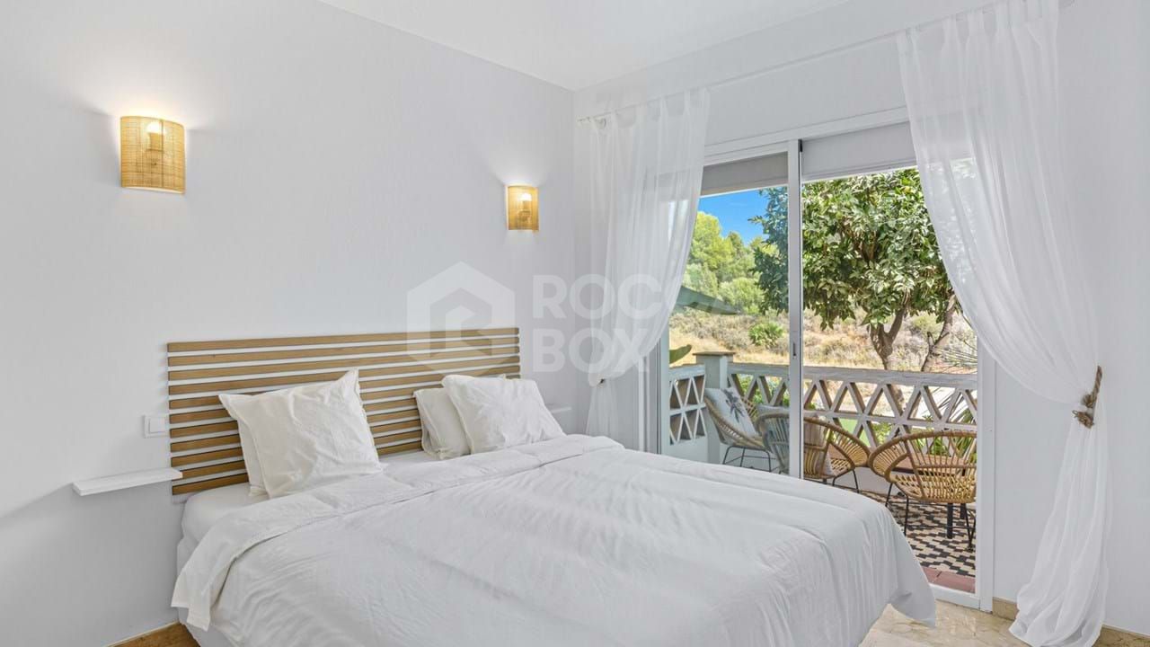 Elegant Ground Floor Apartment with Mountain Views in Los Pinos de Aloha