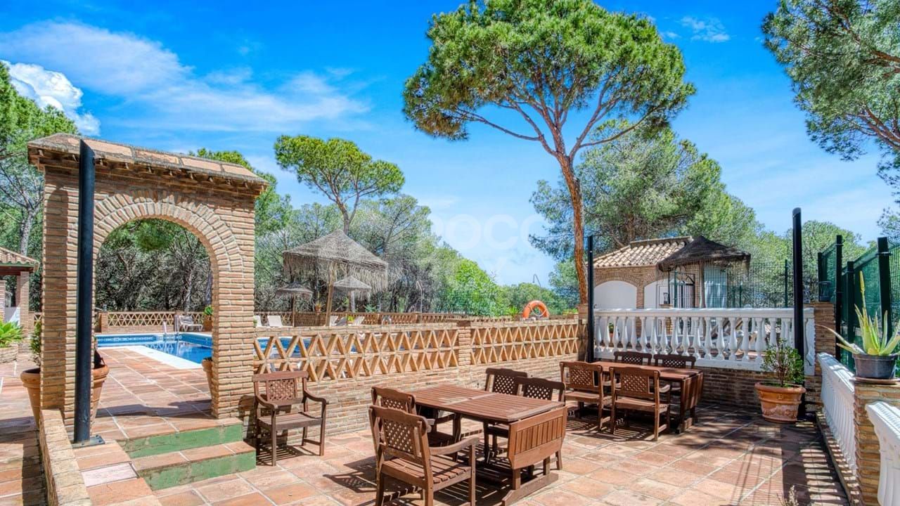 Elegant Ground Floor Apartment with Mountain Views in Los Pinos de Aloha