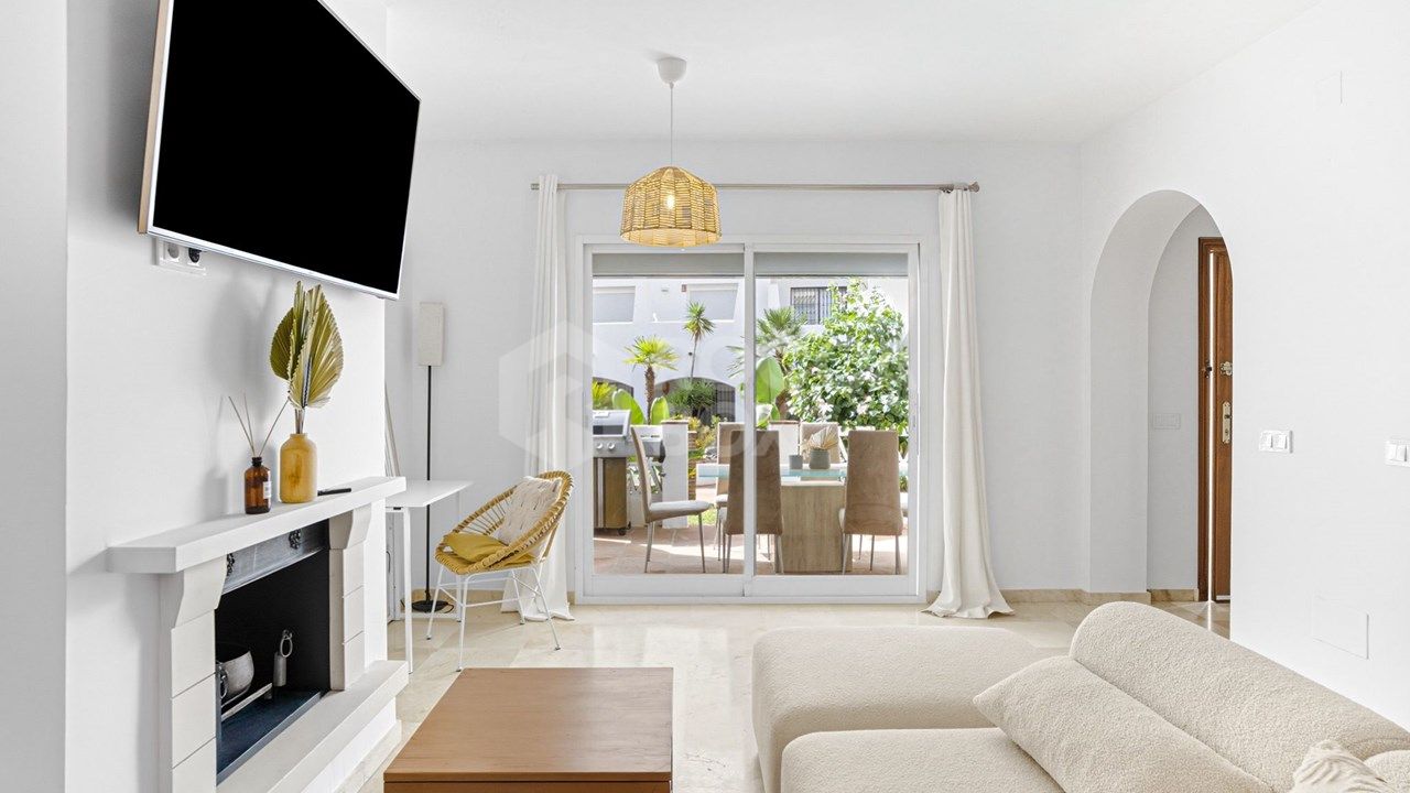 Elegant Ground Floor Apartment with Mountain Views in Los Pinos de Aloha