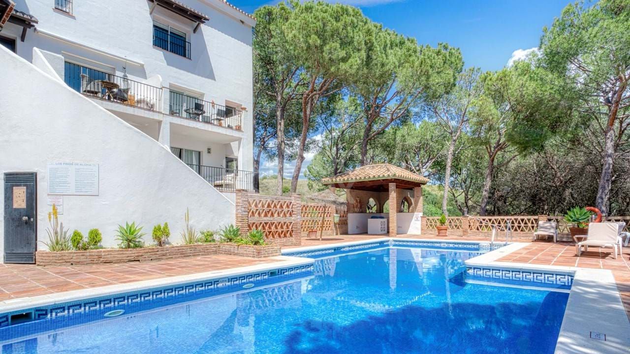 Elegant Ground Floor Apartment with Mountain Views in Los Pinos de Aloha