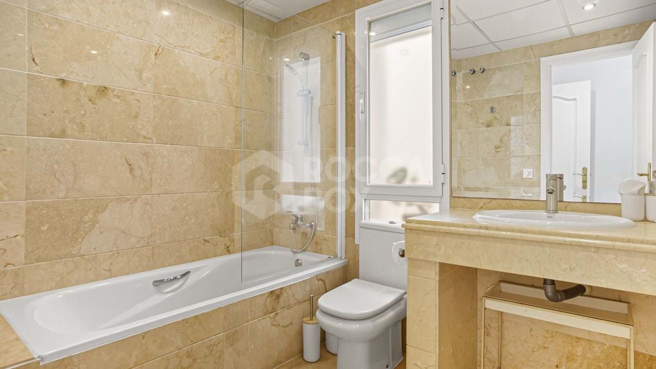 Elegant Ground Floor Apartment with Mountain Views in Los Pinos de Aloha