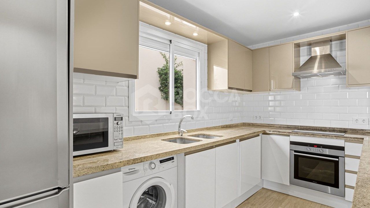 Elegant Ground Floor Apartment with Mountain Views in Los Pinos de Aloha