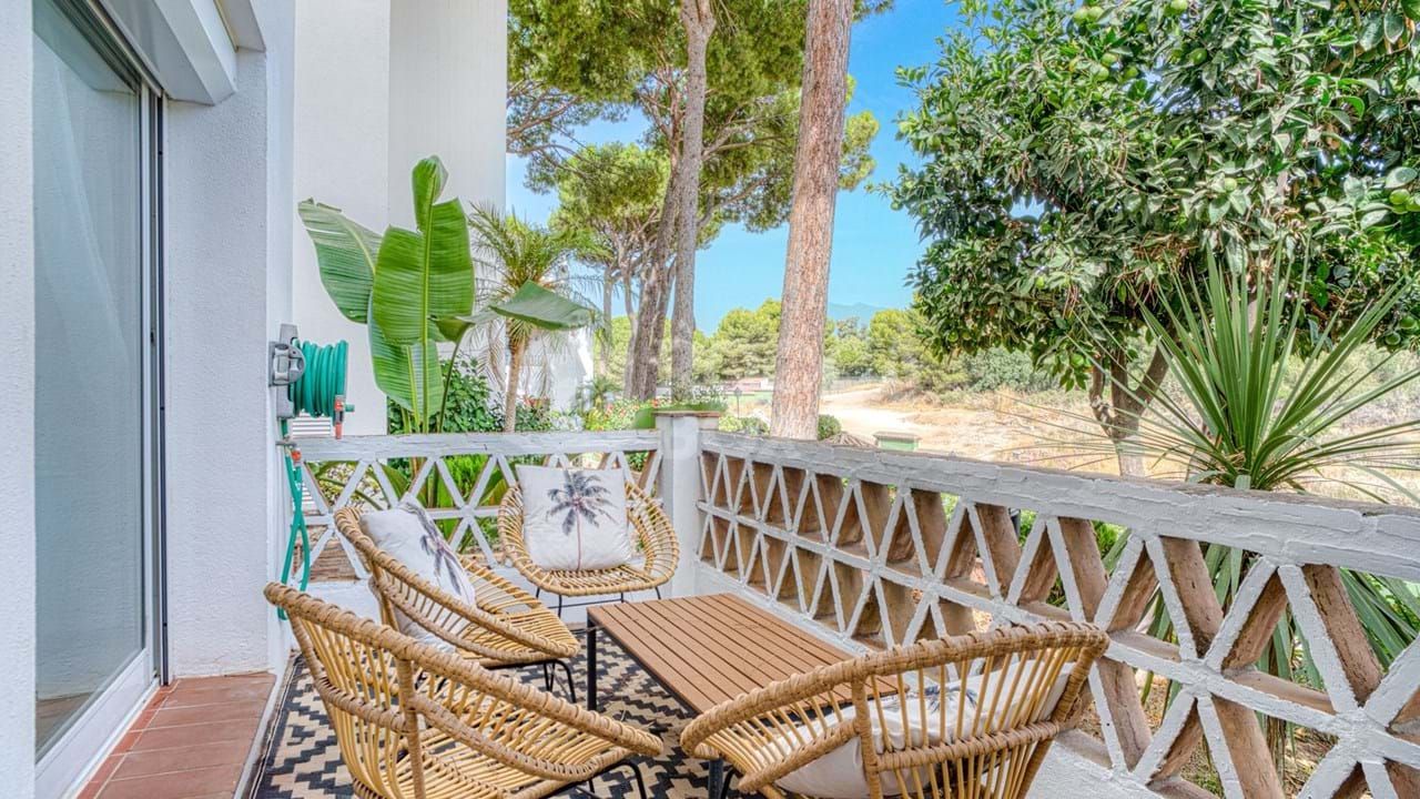 Elegant Ground Floor Apartment with Mountain Views in Los Pinos de Aloha