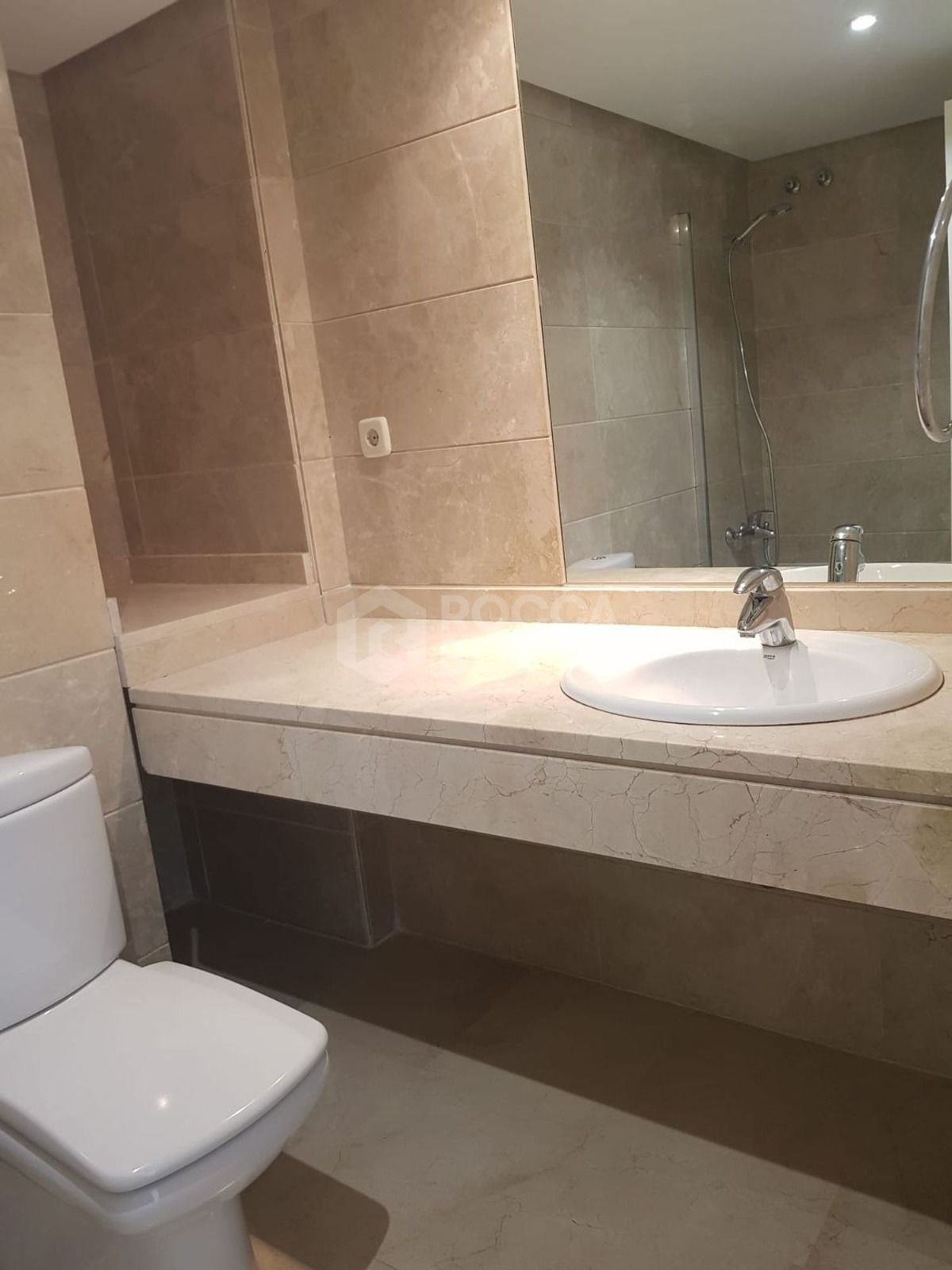 Elegant Ground Floor Apartment with Panoramic Views and Exceptional Location