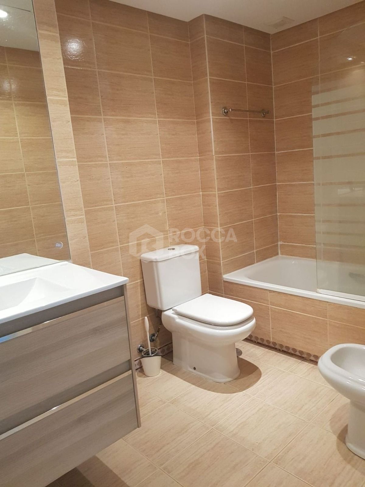 Elegant Ground Floor Apartment with Panoramic Views and Exceptional Location