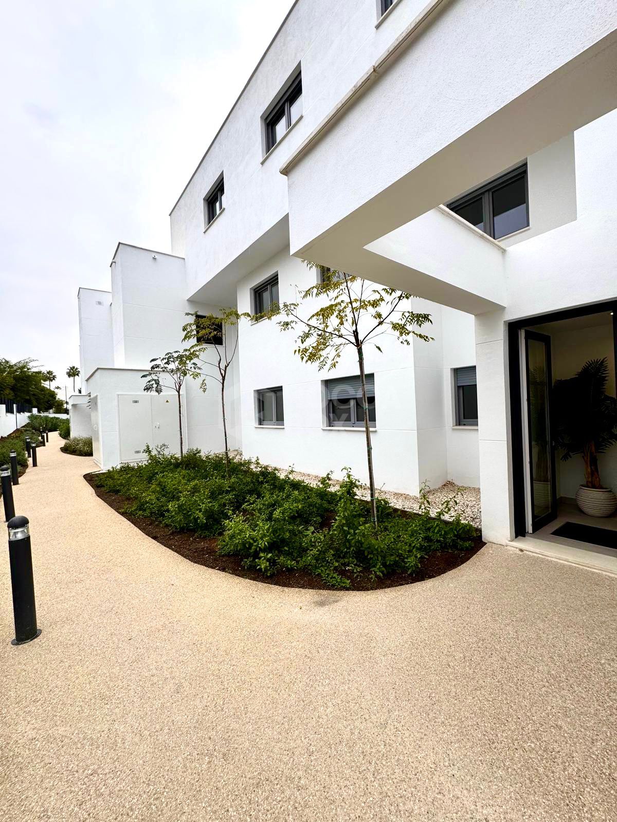 Contemporary 2-Bedroom Apartment in Aquagardens, Bel Air